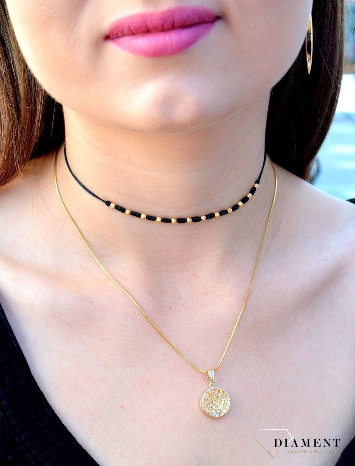 Złota zawieszka 333 okrągły ażur ZA 4214 333. Złoty wisiorek w kształcie koła wypełniony ażurowym motywem. Wisiorek o minimalistycznym wzornictwie, ale jednocześnie o ogromnym znaczeniu symbolicznym.jpg